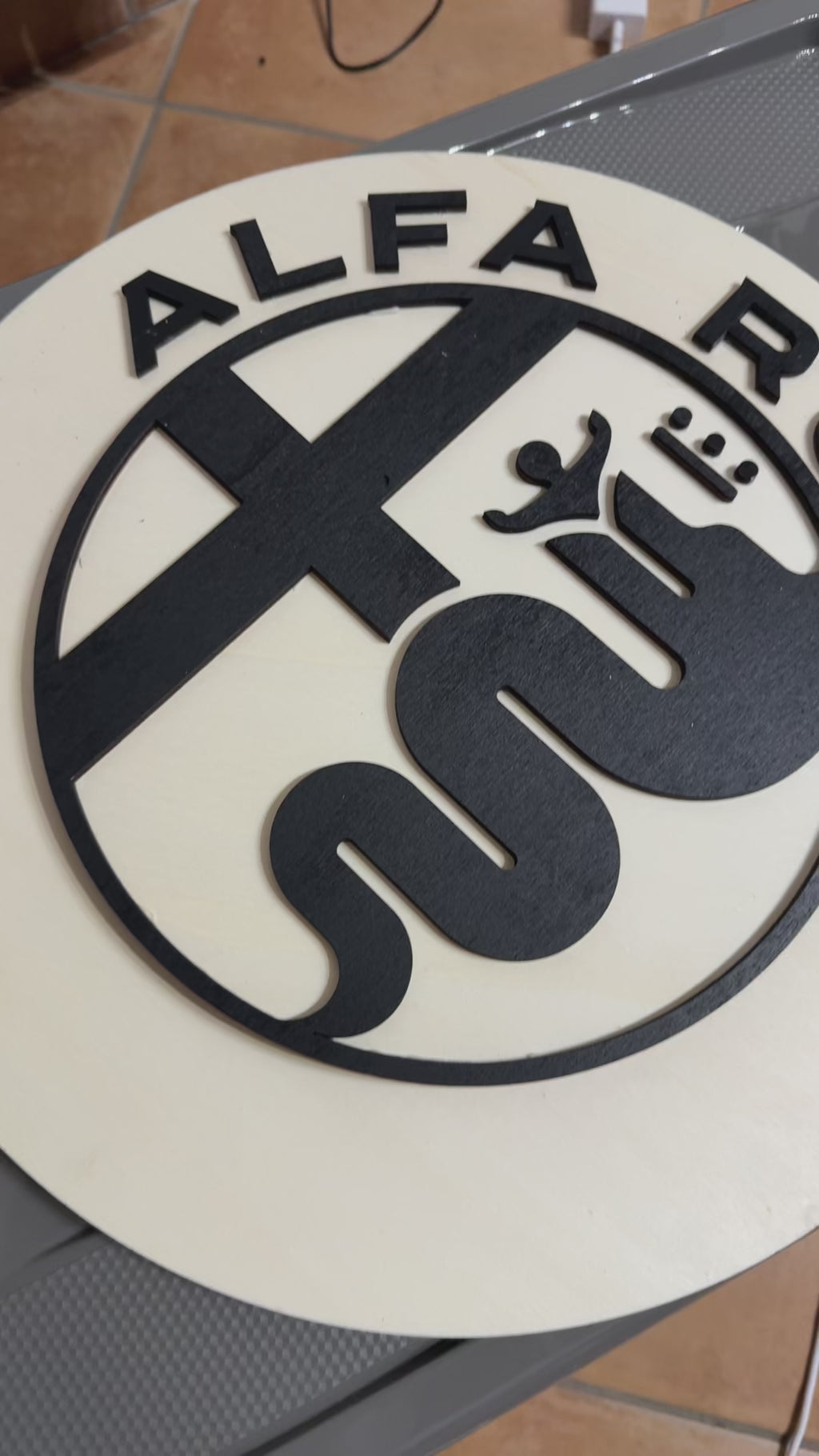 Insegna logo in legno da parete alfa romeo